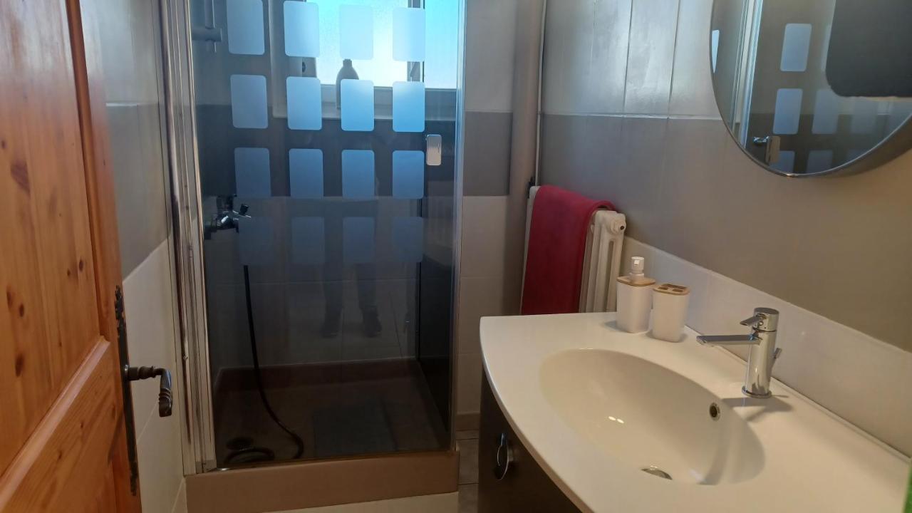 Alpine Route Apartment: 8-Person Stay with Garage for Cyclists Fourneaux  Exterior photo