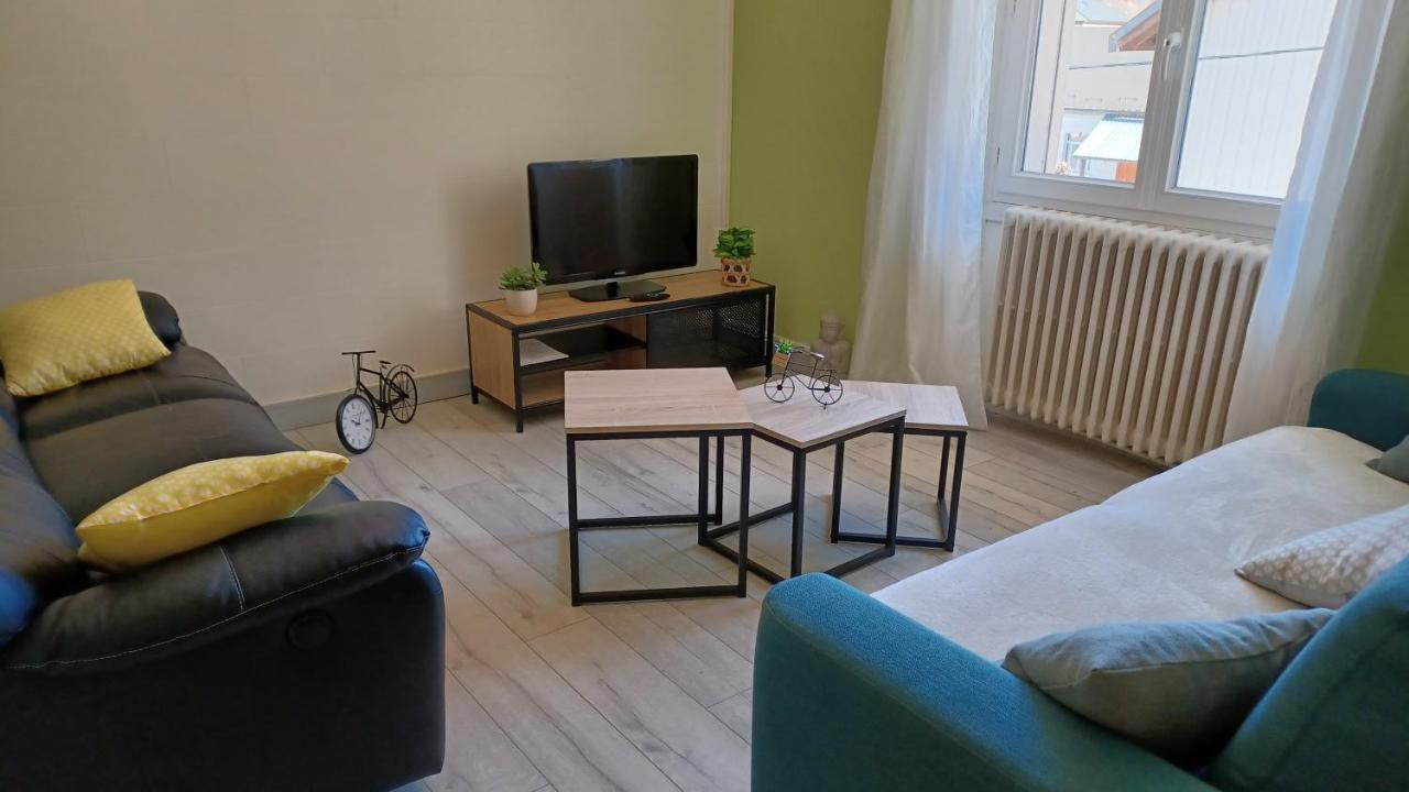 Alpine Route Apartment: 8-Person Stay with Garage for Cyclists Fourneaux  Exterior photo