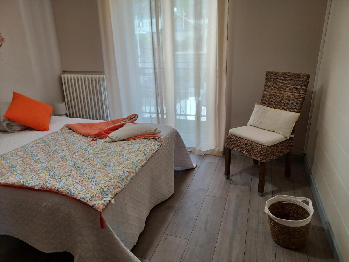 Alpine Route Apartment: 8-Person Stay with Garage for Cyclists Fourneaux  Exterior photo